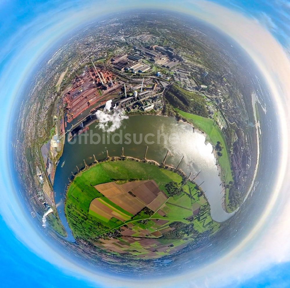 Duisburg von oben - Fish Eye- Perspektive Uferbereiche am Flußverlauf des Rhein mit Blick auf das Stahlwerk Schwelgern in Duisburg im Bundesland Nordrhein-Westfalen, Deutschland