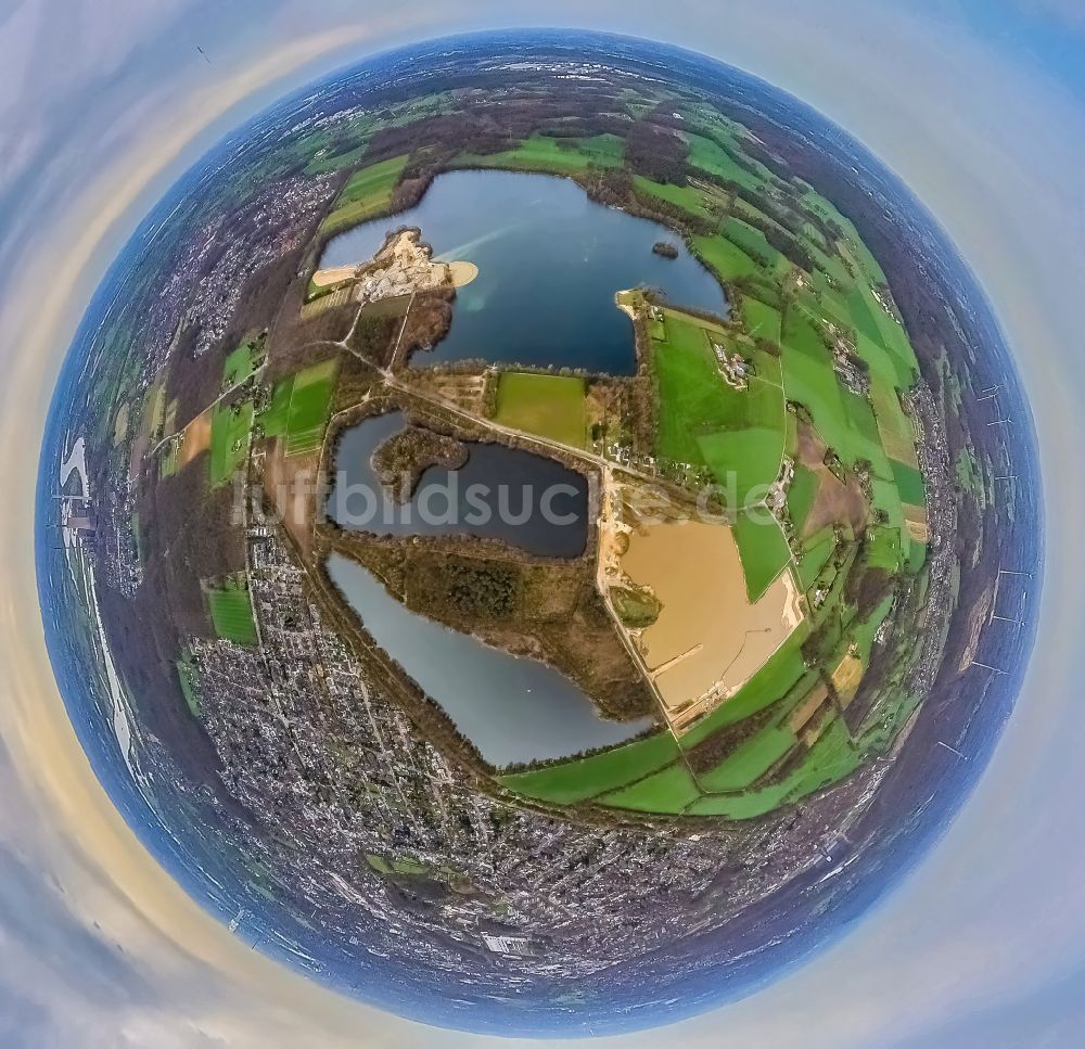 Luftaufnahme Voerde (Niederrhein) - Fish Eye- Perspektive Uferbereiche des Tenderingssee und des Freibades Strandbad Tenderingssee in Voerde (Niederrhein) im Bundesland Nordrhein-Westfalen - NRW, Deutschland