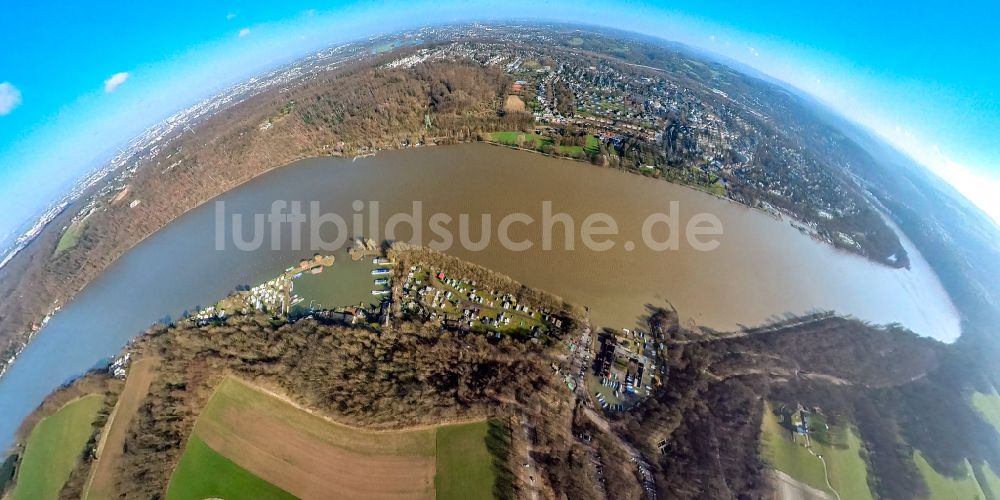 Fischlaken von oben - Fish Eye- Perspektive Yachthafen mit Sportboot- Anlegestellen und Bootsliegeplätzen am Uferbereich der Hochwasser führenden Ruhr in Fischlaken im Bundesland Nordrhein-Westfalen, Deutschland