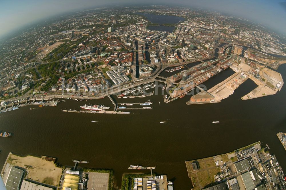 Hamburg aus der Vogelperspektive: Fish- Eye - Stadtansicht vom Hamburger Hafen und der HafenCity an der Altstadt in Hamburg