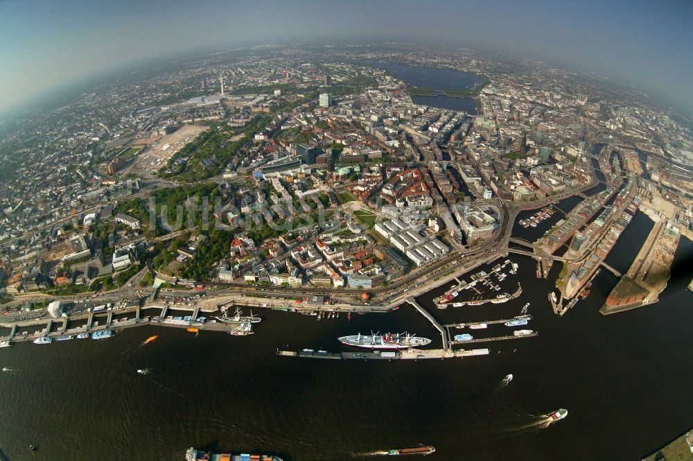 Hamburg von oben - Fish- Eye - Stadtansicht vom Hamburger Hafen und der HafenCity an der Altstadt in Hamburg