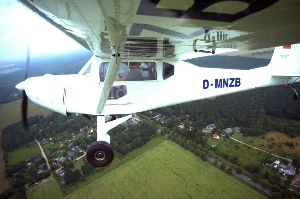 Luftbild Werneuchen - Fisheye-Perspektive auf das Ultraleichtflugzeug WT-01 der Agentu