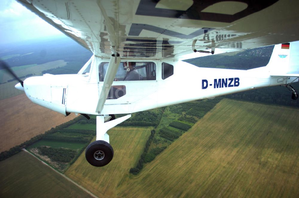 Luftaufnahme Werneuchen - Fisheye-Perspektive auf das Ultraleichtflugzeug WT-01 der Agentu