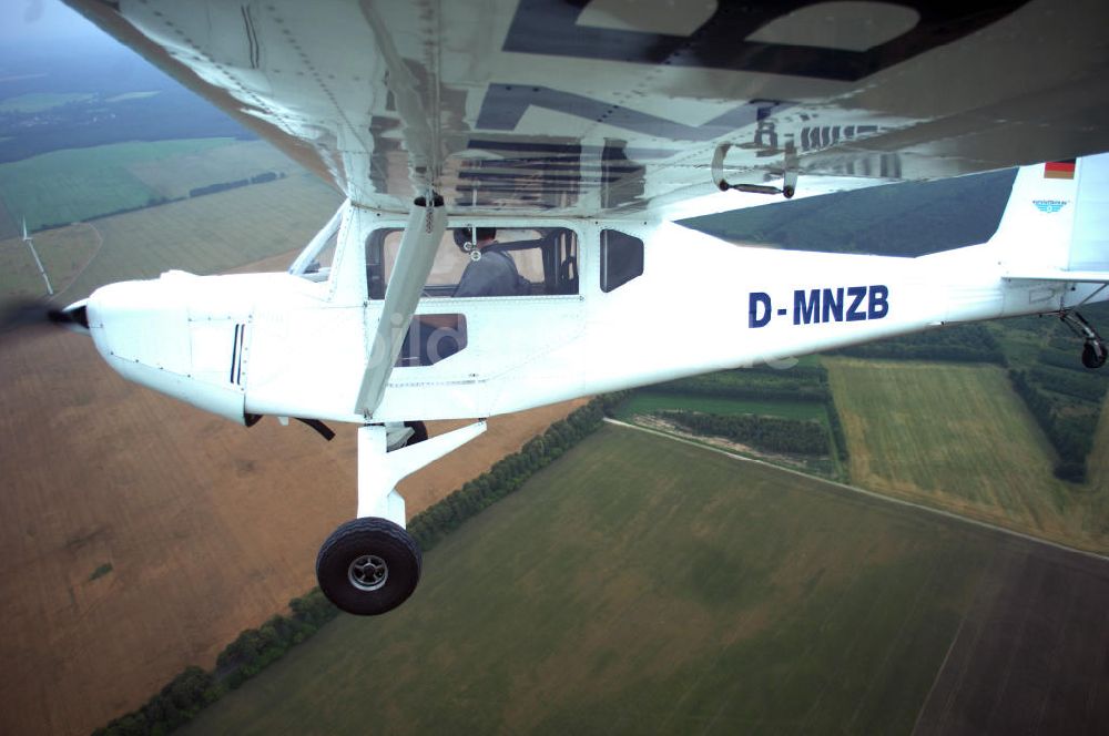 Werneuchen von oben - Fisheye-Perspektive auf das Ultraleichtflugzeug WT-01 der Agentur bei einem Flug in der Nähe des Flugplatzes Werneuchen