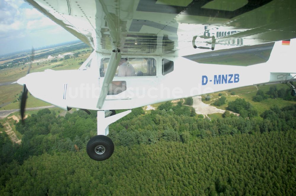 Luftbild Werneuchen - Fisheye-Perspektive auf das Ultraleichtflugzeug WT-01 der Agentur bei einem Flug in der Nähe des Flugplatzes Werneuchen