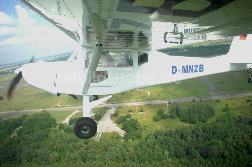 Luftaufnahme Werneuchen - Fisheye-Perspektive auf das Ultraleichtflugzeug WT-01 der Agentur bei einem Flug in der Nähe des Flugplatzes Werneuchen