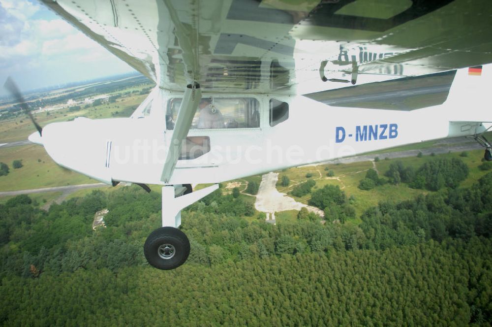 Werneuchen von oben - Fisheye-Perspektive auf das Ultraleichtflugzeug WT-01 der Agentur bei einem Flug in der Nähe des Flugplatzes Werneuchen