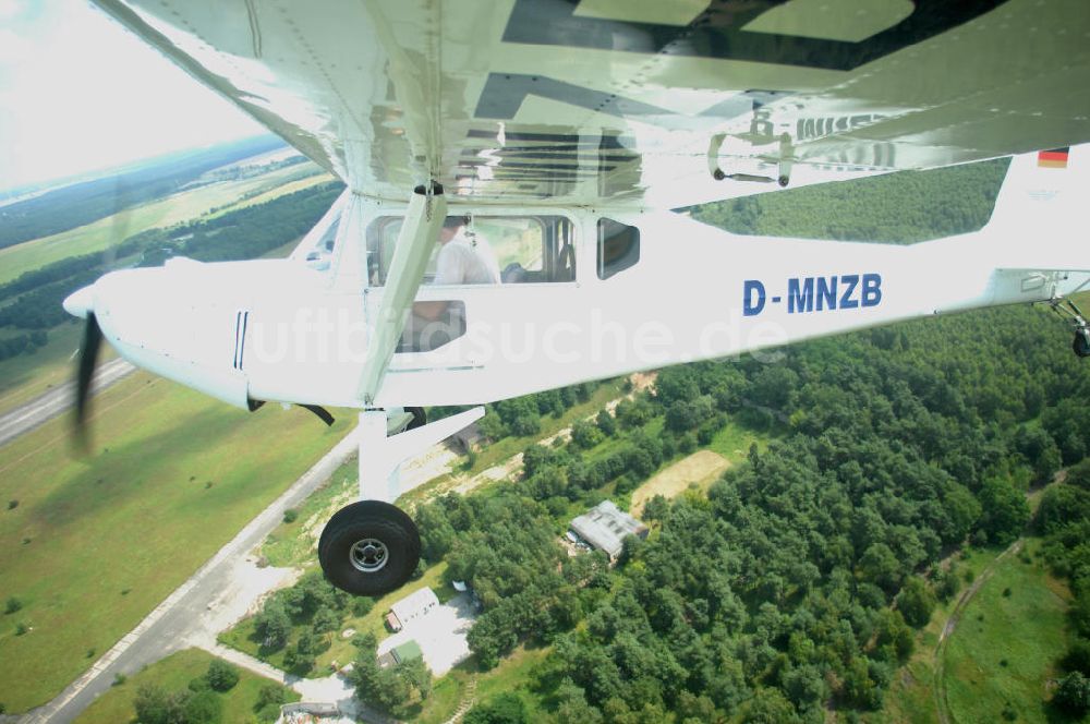 Werneuchen von oben - Fisheye-Perspektive auf das Ultraleichtflugzeug WT-01 der Agentur bei einem Flug in der Nähe des Flugplatzes Werneuchen