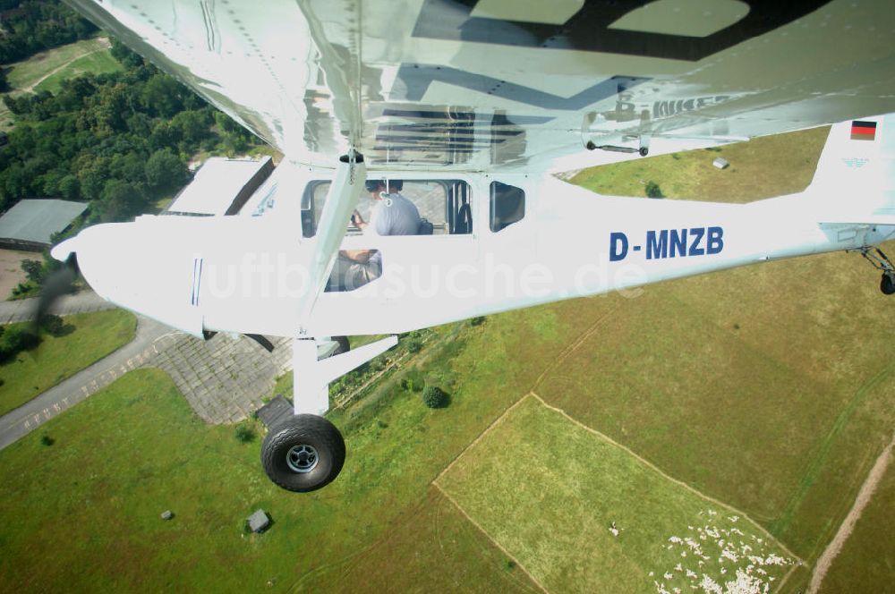 Werneuchen aus der Vogelperspektive: Fisheye-Perspektive auf das Ultraleichtflugzeug WT-01 der Agentur bei einem Flug in der Nähe des Flugplatzes Werneuchen