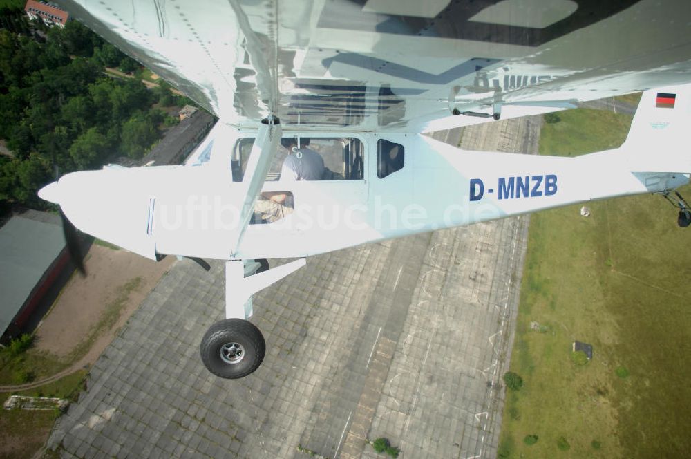 Werneuchen von oben - Fisheye-Perspektive auf das Ultraleichtflugzeug WT-01 der Agentur bei einem Flug in der Nähe des Flugplatzes Werneuchen