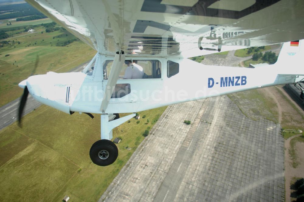 Werneuchen von oben - Fisheye-Perspektive auf das Ultraleichtflugzeug WT-01 der Agentur bei einem Flug in der Nähe des Flugplatzes Werneuchen