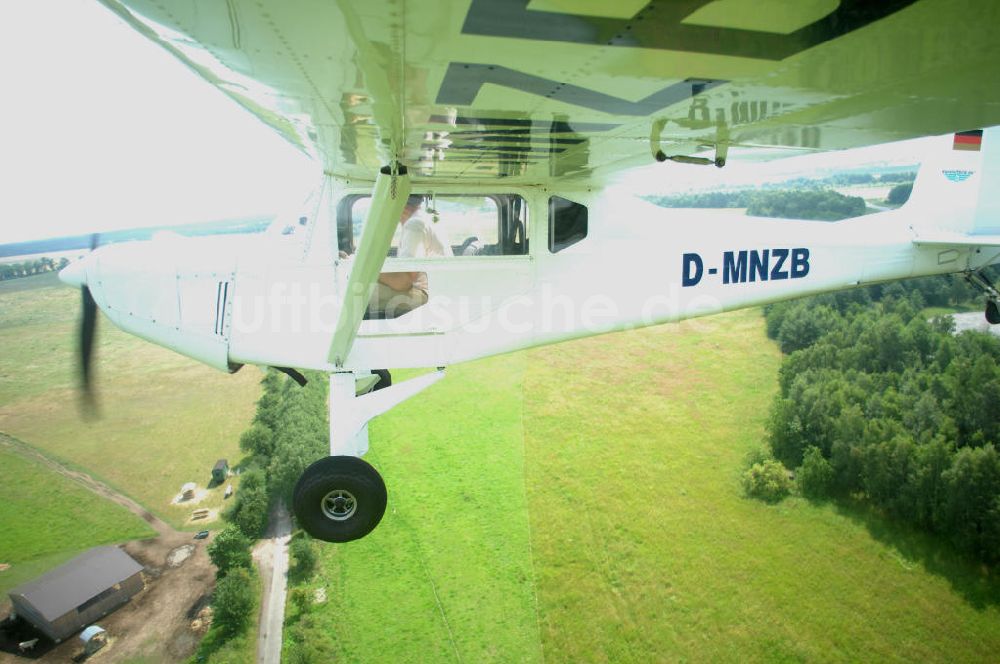 Werneuchen von oben - Fisheye-Perspektive auf das Ultraleichtflugzeug WT-01 der Agentur bei einem Flug in der Nähe des Flugplatzes Werneuchen