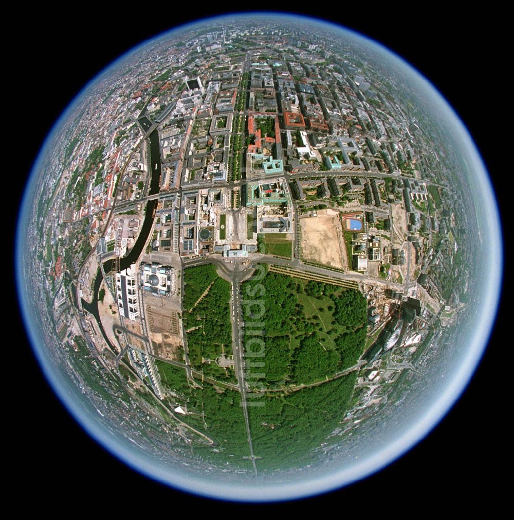 Luftbild Berlin - Fisheye- Vogelperspektive auf das Gelände des Berliner Tiergarten am Brandenburger Tor, Pariser Platz; Straße Unter den Linden.