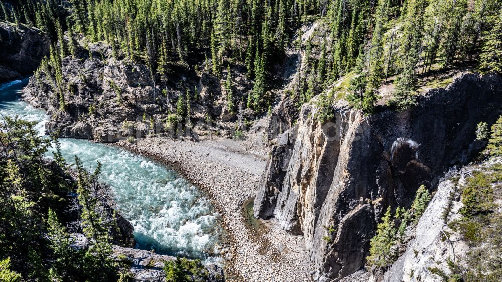 Cline River aus der Vogelperspektive: Fjord- und Berglandschaft Cline River in Cline River in Alberta, Kanada