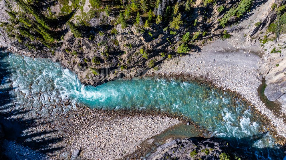 Cline River von oben - Fjord- und Berglandschaft Cline River in Cline River in Alberta, Kanada