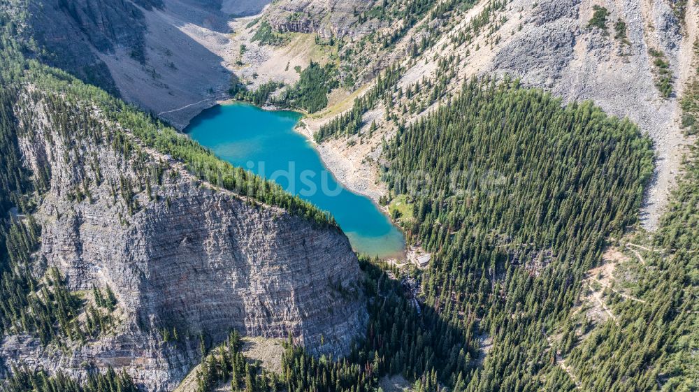 Luftbild Lake Louise - Fjord- und Berglandschaft Lake Agnes in Lake Louise in Alberta, Kanada