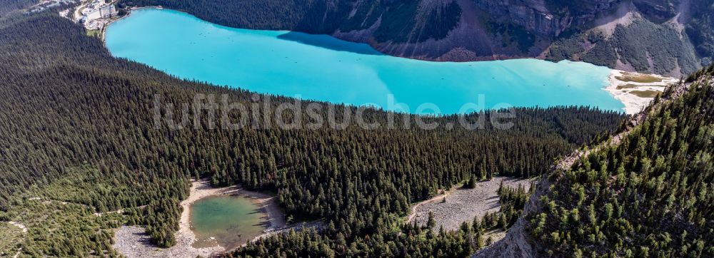 Lake Louise aus der Vogelperspektive: Fjord- und Berglandschaft Rocky Mountains in Lake Louise in Alberta, Kanada