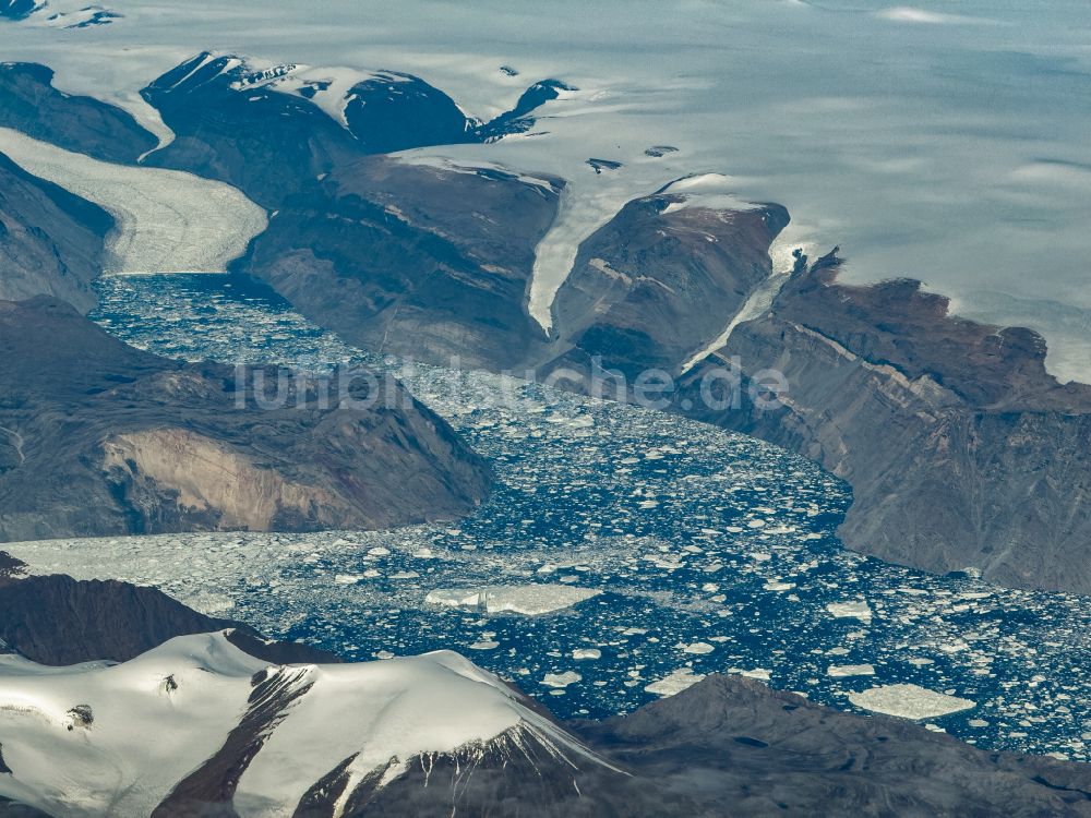 Luftaufnahme Vandreblok - Fjord- und Berglandschaft Scoresby Sund Fjord System in Vandreblok in Sermersooq, Grönland