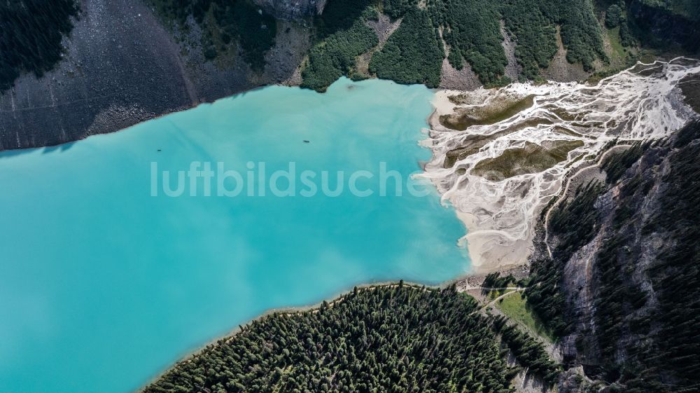 Lake Louise aus der Vogelperspektive: Fjord- und Berglandschaft Zufluss des Lake Louise in Lake Louise in Alberta, Kanada