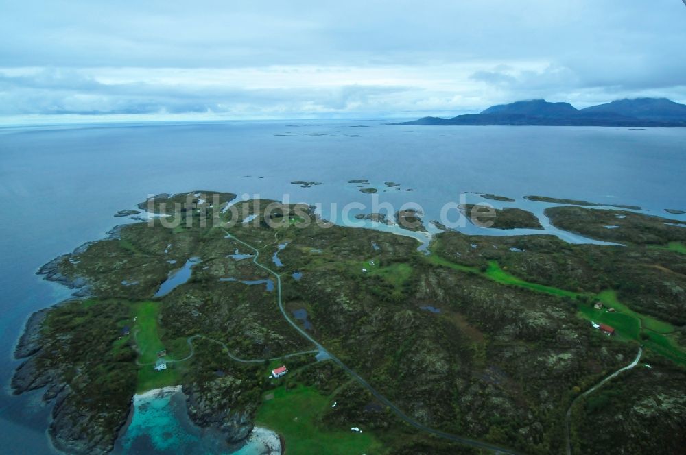 Luftbild Vevelstad - Fjord- Landschaft an der Küste zur Norwegischen See bei Vevelstad in Nordland in Norwegen