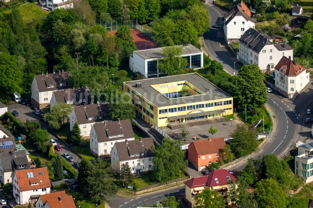 Hagen von oben - Flüchtlingsheim- und Asylunterkunft im Schulgebäude der ehemaligen Regenbogenschule im Stadtbezirk Hohenlimburg in Hagen im Bundesland Nordrhein-Westfalen