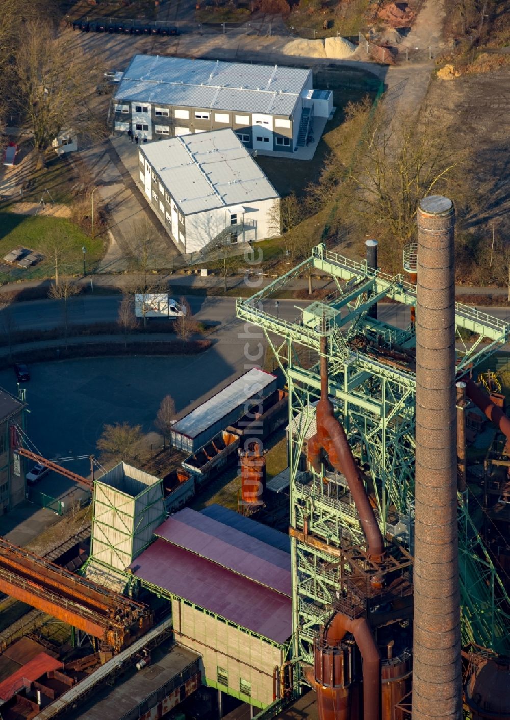 Luftbild Hattingen - Flüchtlingsheim- und Asylunterkunfts- Container- Gebäude an der Werksstraße gegenüber des LWL-Museums Heinrichshütte in Hattingen im Bundesland Nordrhein-Westfalen