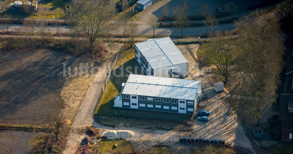 Hattingen von oben - Flüchtlingsheim- und Asylunterkunfts- Container- Gebäude an der Werksstraße im Industriegebiet Heinrichshütte in Hattingen im Bundesland Nordrhein-Westfalen