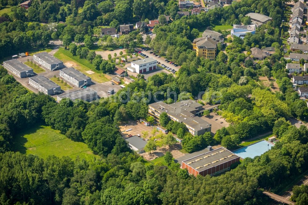 Bochum aus der Vogelperspektive: Flüchtlingsheim- und Asylunterkunfts- Container- Siedlung als Behelfsunterkunft des BAMF - Bundesamt für Migration und Flüchtlinge im Ortsteil Wattenscheid in Bochum im Bundesland Nordrhein-Westfalen, Deutschland