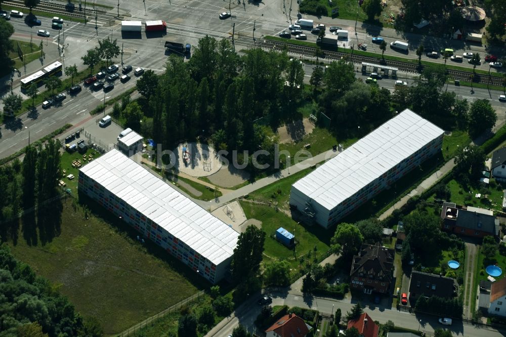 Luftbild Berlin - Flüchtlingsheim- und Asylunterkunfts- Container- Siedlung als Behelfsunterkunft am Blumberger Damm im Ortsteil Bezirk Marzahn in Berlin