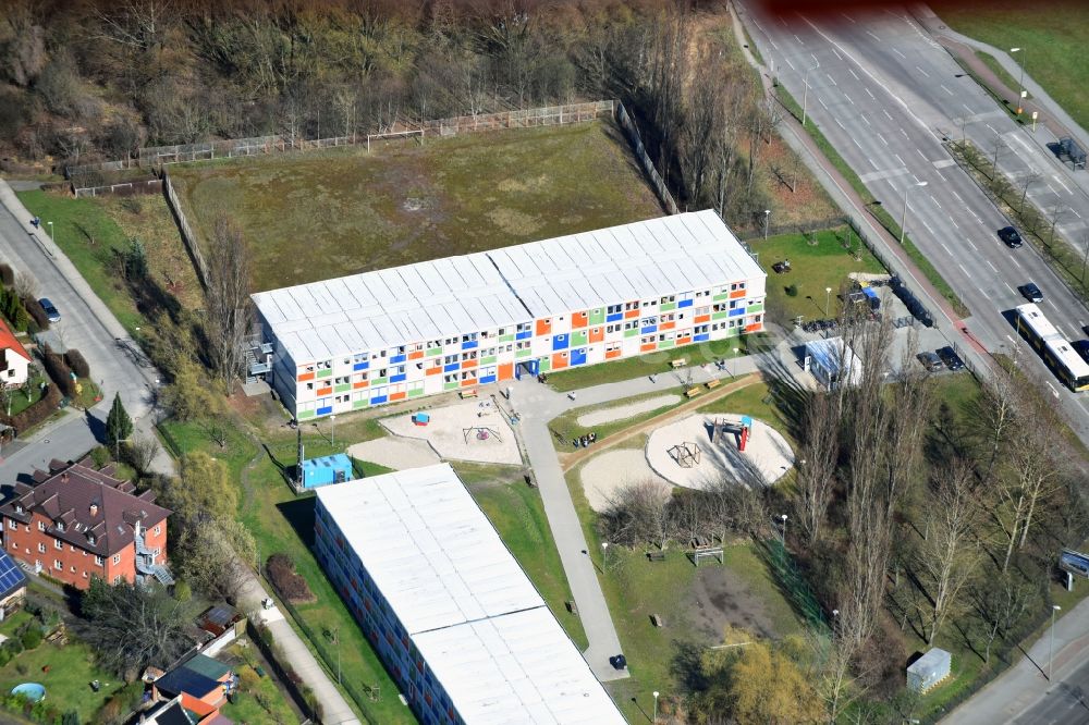 Berlin von oben - Flüchtlingsheim- und Asylunterkunfts- Container- Siedlung als Behelfsunterkunft am Blumberger Damm im Ortsteil Bezirk Marzahn-Hellersdorf in Berlin