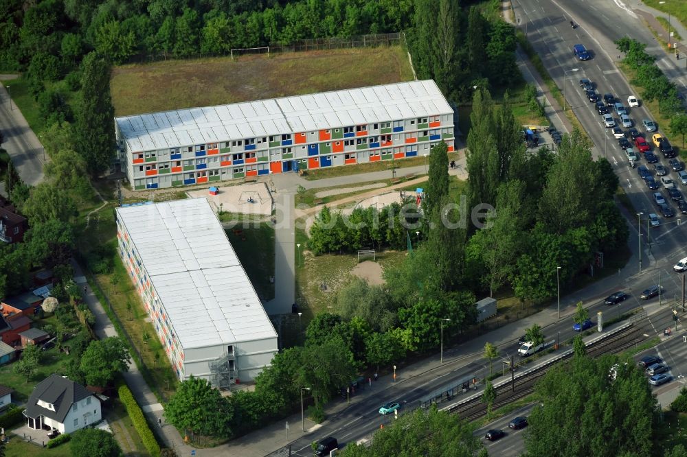 Berlin von oben - Flüchtlingsheim- und Asylunterkunfts- Container- Siedlung als Behelfsunterkunft am Blumberger Damm im Ortsteil Bezirk Marzahn-Hellersdorf in Berlin