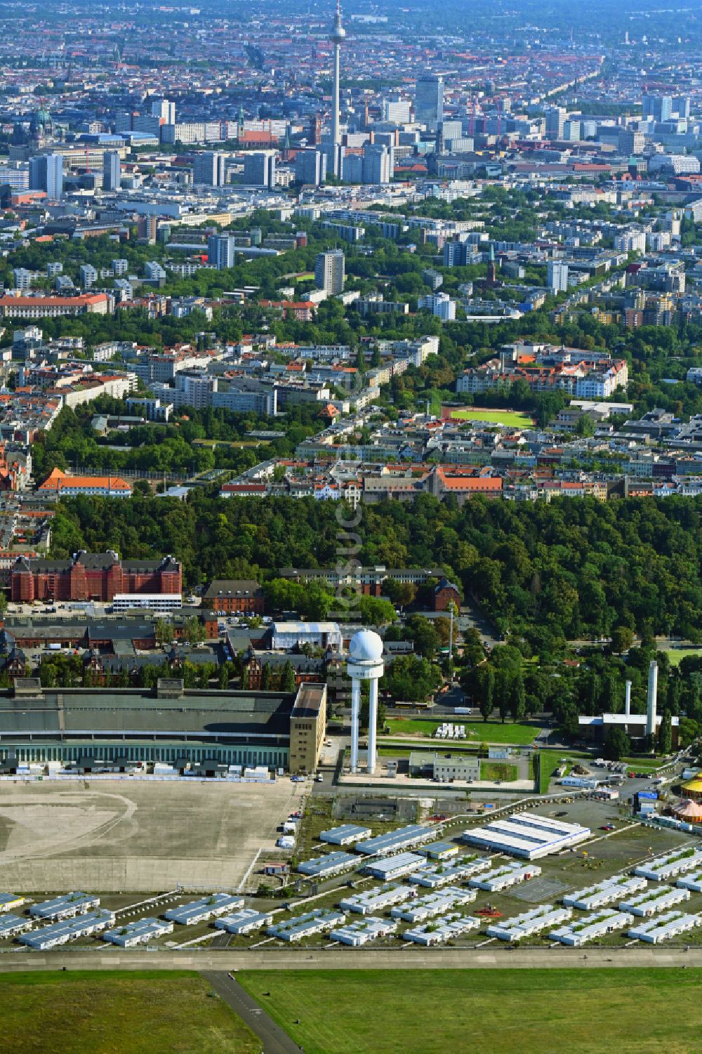 Berlin aus der Vogelperspektive: Flüchtlingsheim- und Asylunterkunfts- Container- Siedlung als Behelfsunterkunft am Columbiadamm in Berlin, Deutschland