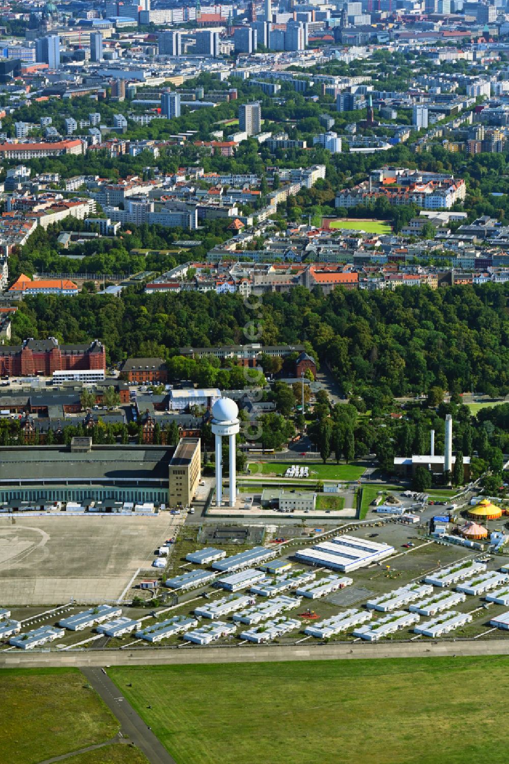 Luftbild Berlin - Flüchtlingsheim- und Asylunterkunfts- Container- Siedlung als Behelfsunterkunft am Columbiadamm in Berlin, Deutschland