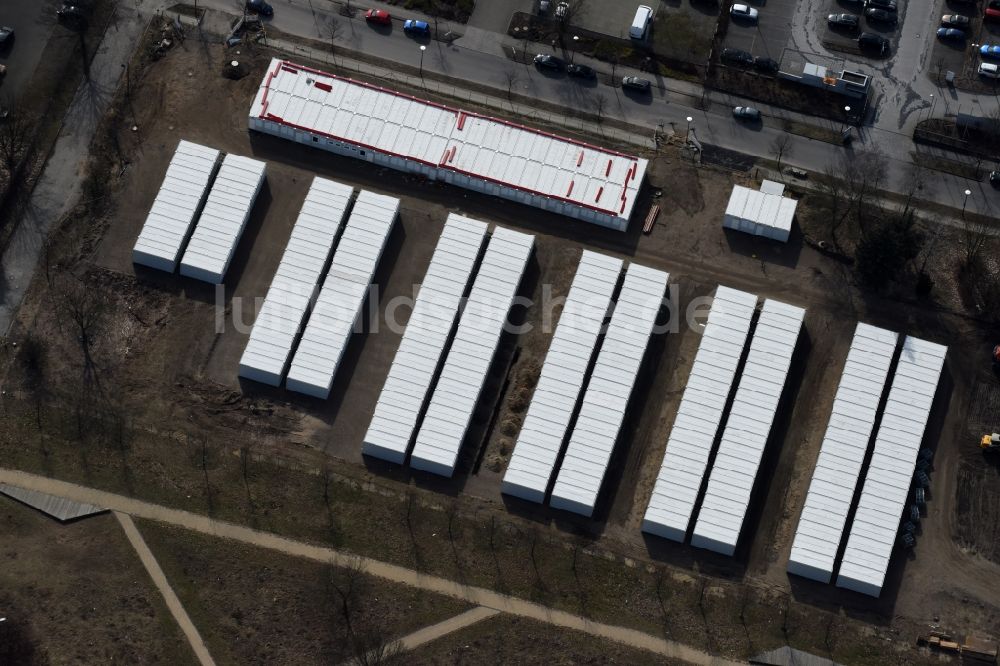 Luftbild Berlin - Flüchtlingsheim- und Asylunterkunfts- Container- Siedlung als Behelfsunterkunft Dingolfinger Straße - Walsheimer Straße im Ortsteil Biesdorf in Berlin