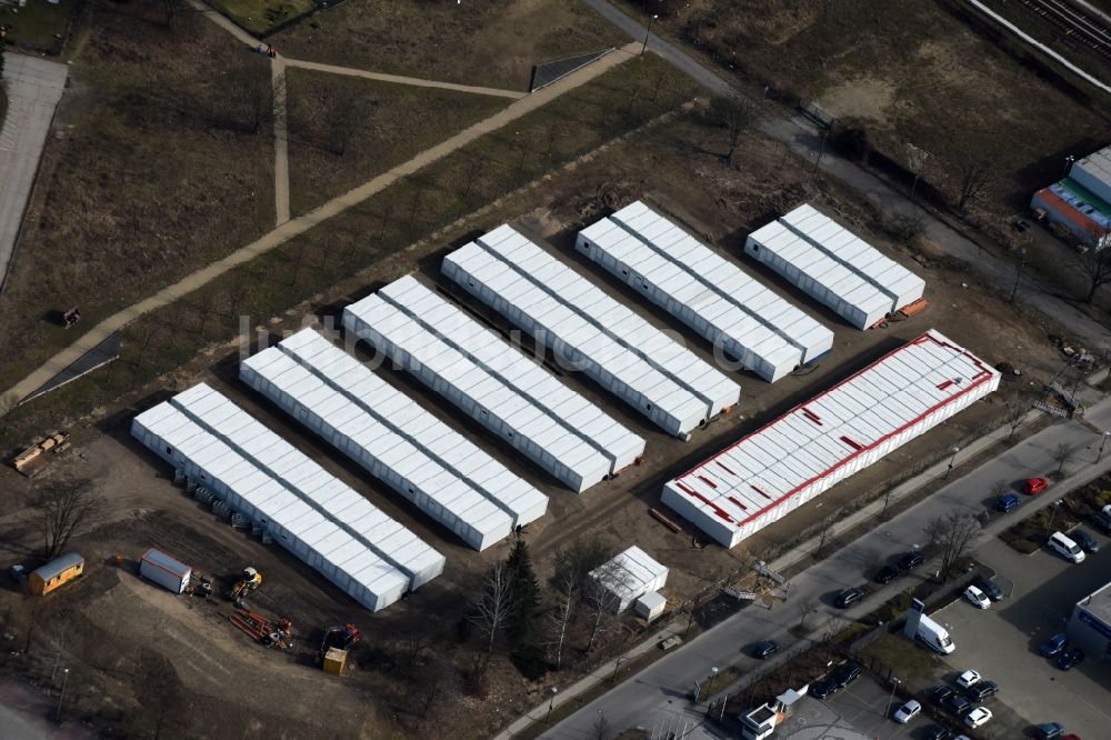 Luftbild Berlin - Flüchtlingsheim- und Asylunterkunfts- Container- Siedlung als Behelfsunterkunft Dingolfinger Straße - Walsheimer Straße im Ortsteil Biesdorf in Berlin