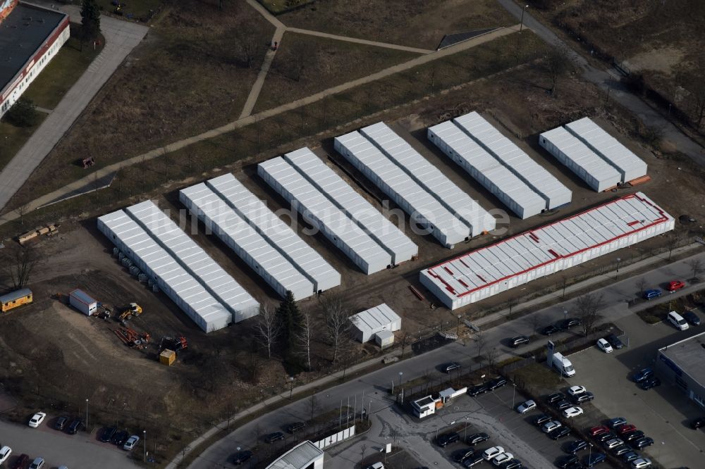 Berlin von oben - Flüchtlingsheim- und Asylunterkunfts- Container- Siedlung als Behelfsunterkunft Dingolfinger Straße - Walsheimer Straße im Ortsteil Biesdorf in Berlin