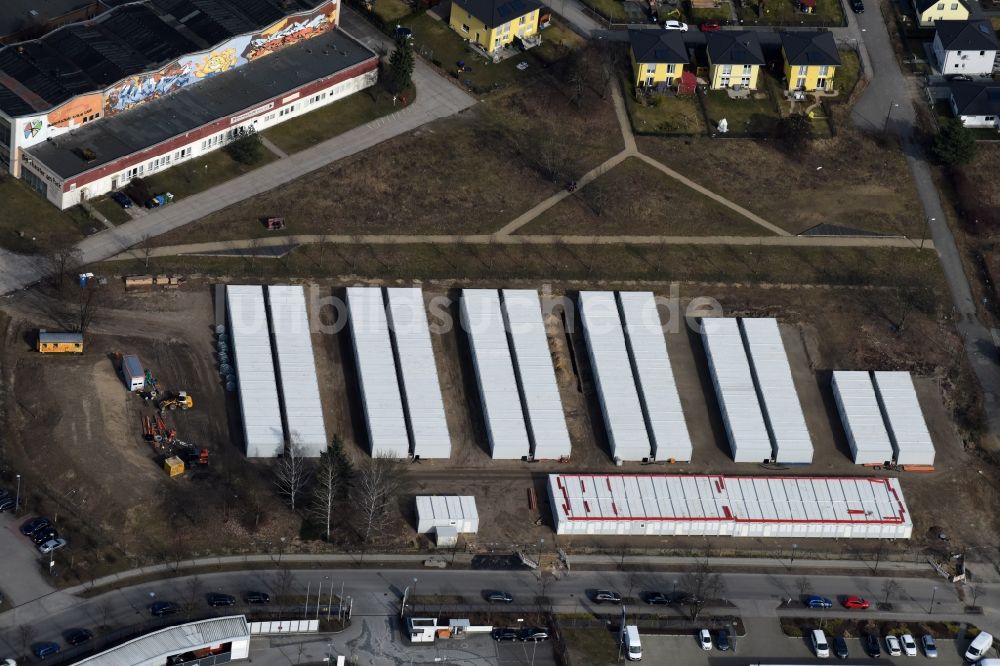 Luftbild Berlin - Flüchtlingsheim- und Asylunterkunfts- Container- Siedlung als Behelfsunterkunft Dingolfinger Straße - Walsheimer Straße im Ortsteil Biesdorf in Berlin