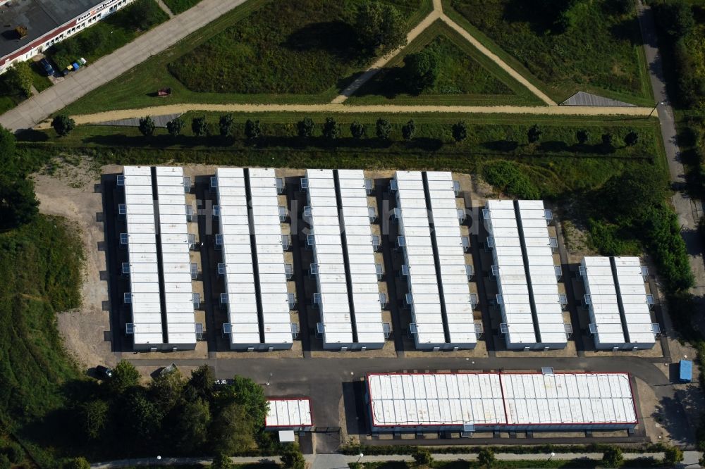 Berlin aus der Vogelperspektive: Flüchtlingsheim- und Asylunterkunfts- Container- Siedlung als Behelfsunterkunft Dingolfinger Straße - Walsheimer Straße im Ortsteil Biesdorf in Berlin