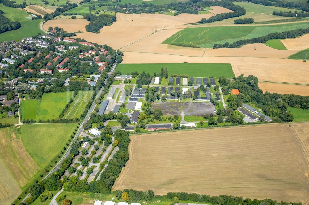 Düsseldorf von oben - Flüchtlingsheim- und Asylunterkunfts- Container- Siedlung als Behelfsunterkunft entlang der Knittkuhler Str. im Bergischen Viertel in Düsseldorf im Bundesland Nordrhein-Westfalen, Deutschland