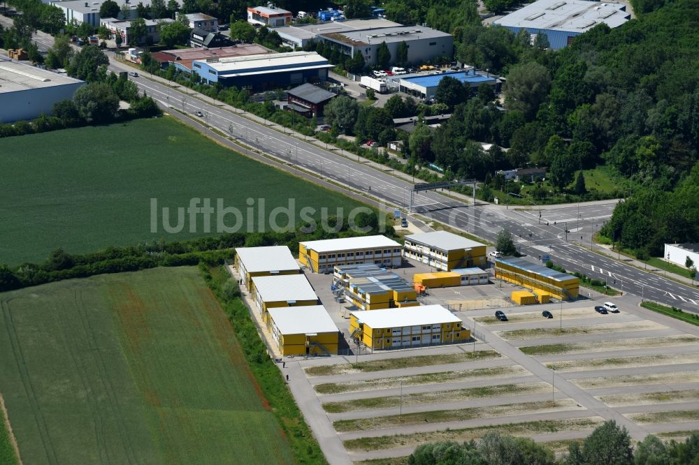 Ingolstadt aus der Vogelperspektive: Flüchtlingsheim- und Asylunterkunfts- Container- Siedlung als Behelfsunterkunft entlang der Manchinger Straße in Ingolstadt im Bundesland Bayern, Deutschland