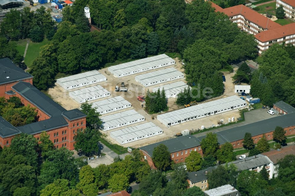 Luftaufnahme Berlin - Flüchtlingsheim- und Asylunterkunfts- Container- Siedlung als Behelfsunterkunft Finckensteinallee im Ortsteil Steglitz in Berlin, Deutschland