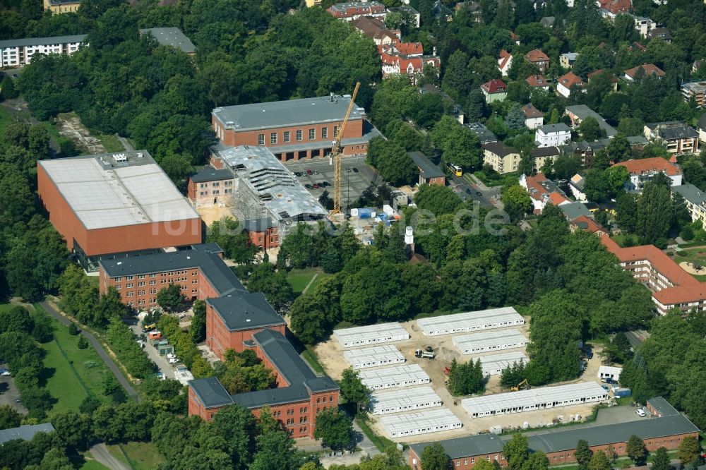 Berlin von oben - Flüchtlingsheim- und Asylunterkunfts- Container- Siedlung als Behelfsunterkunft Finckensteinallee im Ortsteil Steglitz in Berlin, Deutschland