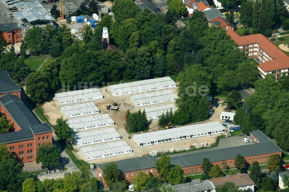 Berlin aus der Vogelperspektive: Flüchtlingsheim- und Asylunterkunfts- Container- Siedlung als Behelfsunterkunft Finckensteinallee im Ortsteil Steglitz in Berlin, Deutschland