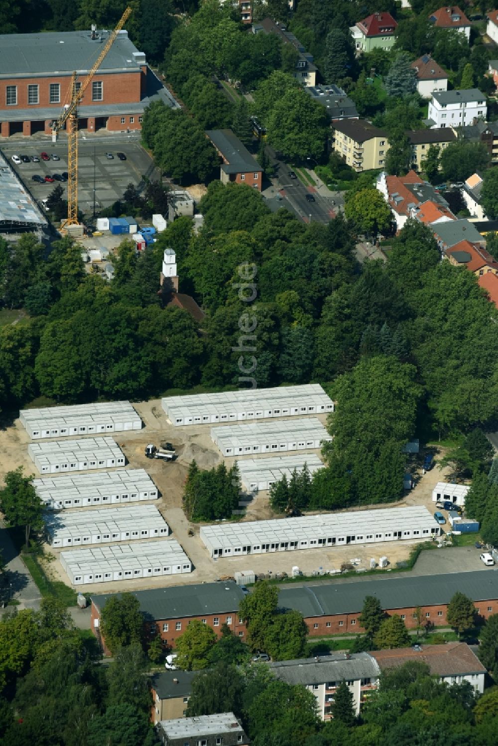 Luftbild Berlin - Flüchtlingsheim- und Asylunterkunfts- Container- Siedlung als Behelfsunterkunft Finckensteinallee im Ortsteil Steglitz in Berlin, Deutschland