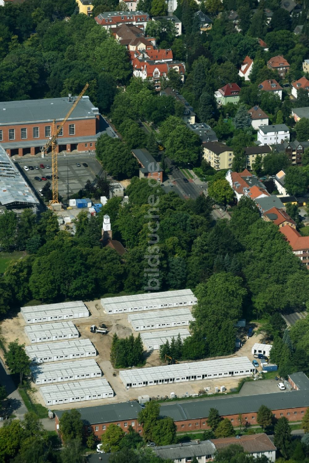 Luftaufnahme Berlin - Flüchtlingsheim- und Asylunterkunfts- Container- Siedlung als Behelfsunterkunft Finckensteinallee im Ortsteil Steglitz in Berlin, Deutschland