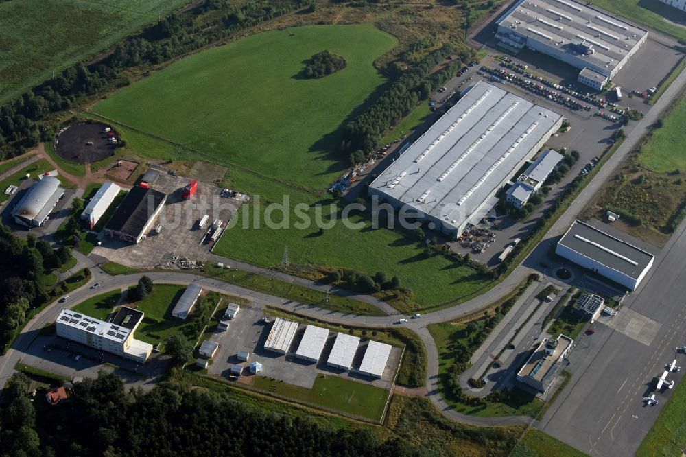 Jahnsdorf Erzgebirge aus der Vogelperspektive: Flüchtlingsheim- und Asylunterkunfts- Container- Siedlung als Behelfsunterkunft auf dem Flugplatz in Jahnsdorf Erzgebirge im Bundesland Sachsen