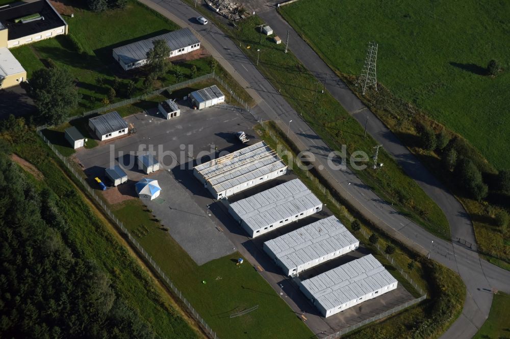 Jahnsdorf Erzgebirge von oben - Flüchtlingsheim- und Asylunterkunfts- Container- Siedlung als Behelfsunterkunft auf dem Flugplatz in Jahnsdorf Erzgebirge im Bundesland Sachsen