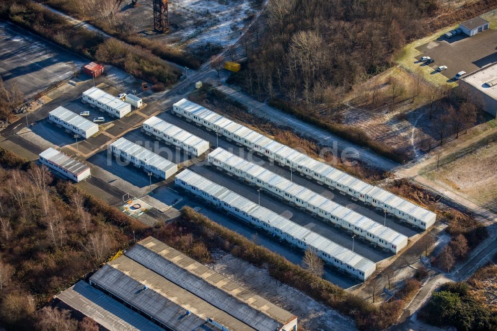 Bochum aus der Vogelperspektive: Flüchtlingsheim- und Asylunterkunfts- Container- Siedlung als Behelfsunterkunft auf dem Gelände der ehemaligen Zeche Holland im Ortsteil Wattenscheid in Bochum im Bundesland Nordrhein-Westfalen