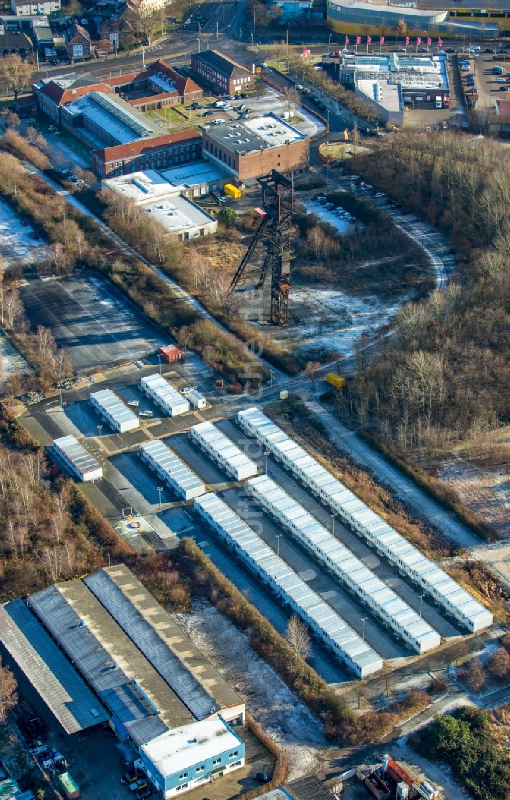 Luftaufnahme Bochum - Flüchtlingsheim- und Asylunterkunfts- Container- Siedlung als Behelfsunterkunft auf dem Gelände der ehemaligen Zeche Holland im Ortsteil Wattenscheid in Bochum im Bundesland Nordrhein-Westfalen