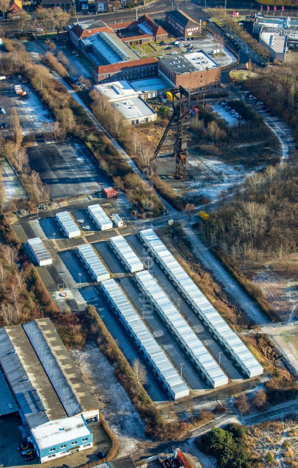 Bochum von oben - Flüchtlingsheim- und Asylunterkunfts- Container- Siedlung als Behelfsunterkunft auf dem Gelände der ehemaligen Zeche Holland im Ortsteil Wattenscheid in Bochum im Bundesland Nordrhein-Westfalen